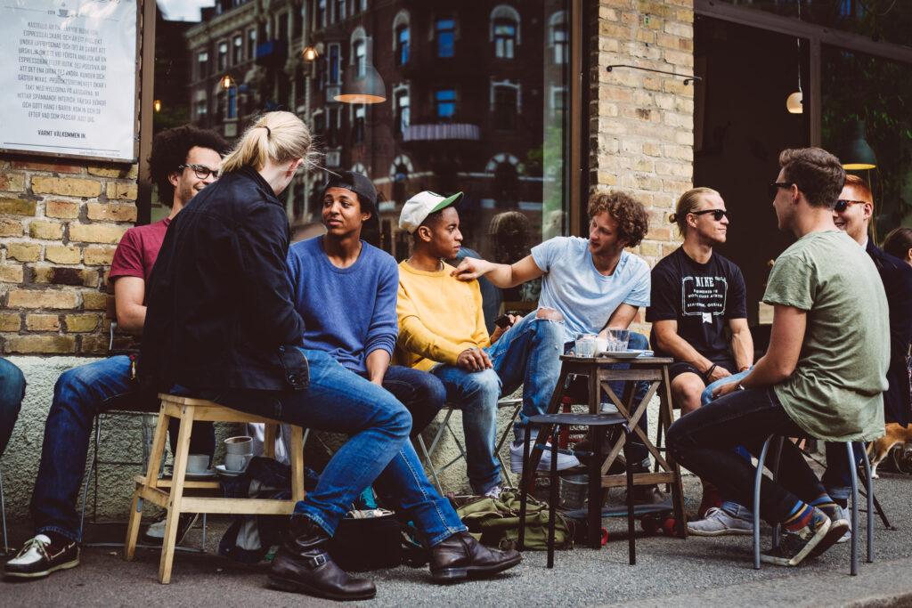 A group of friends talking at a coffe shop