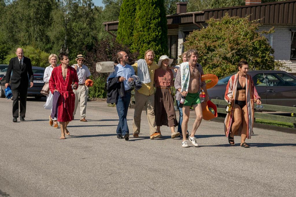 The former members heading to the beach.