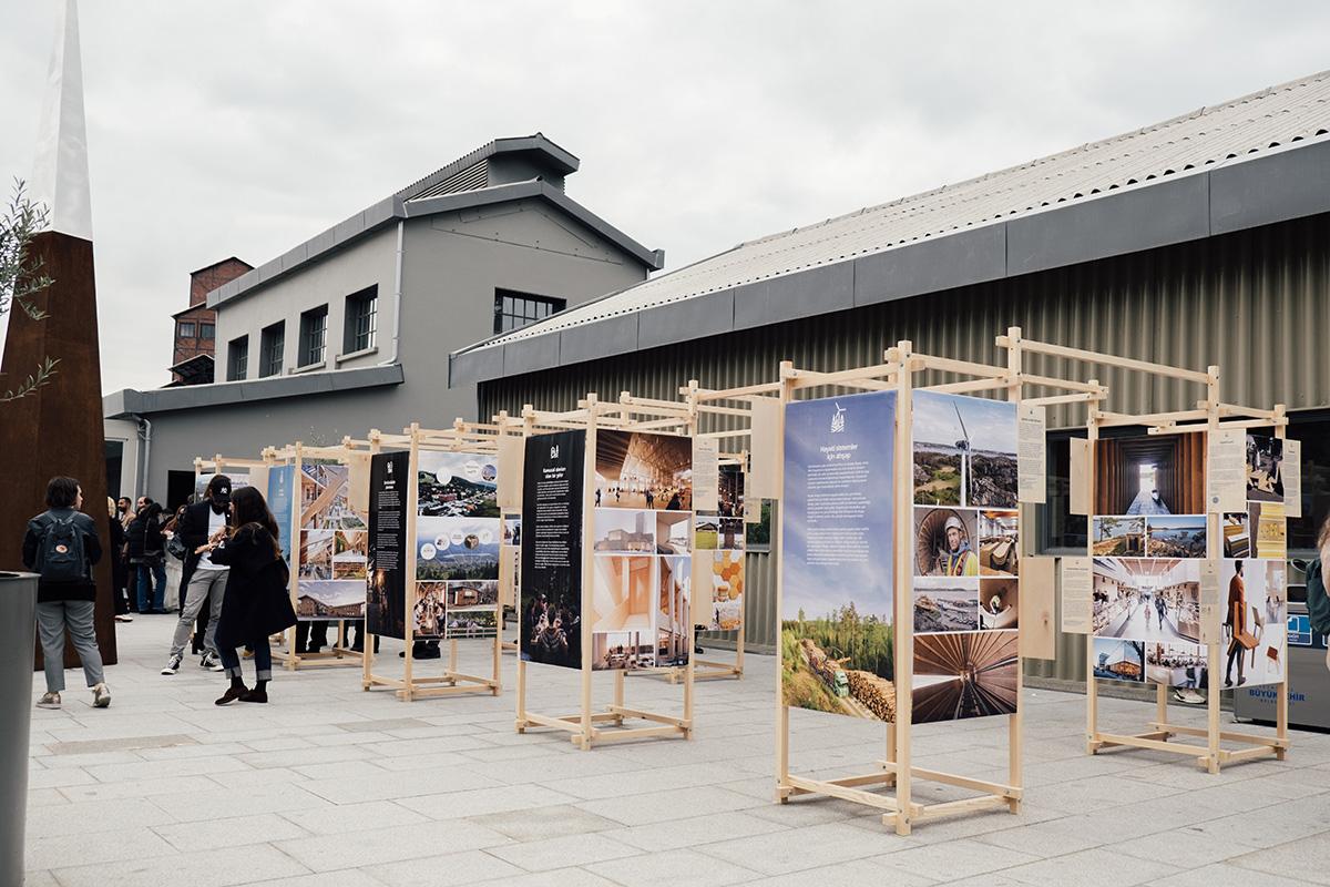 The exhibition outdoors in Istanbul.