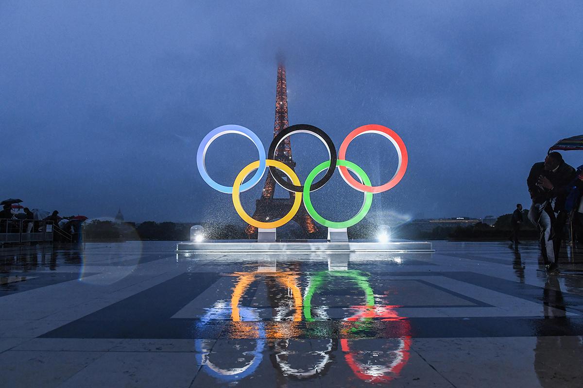 Olympic rings in front of the Eiffel tower
