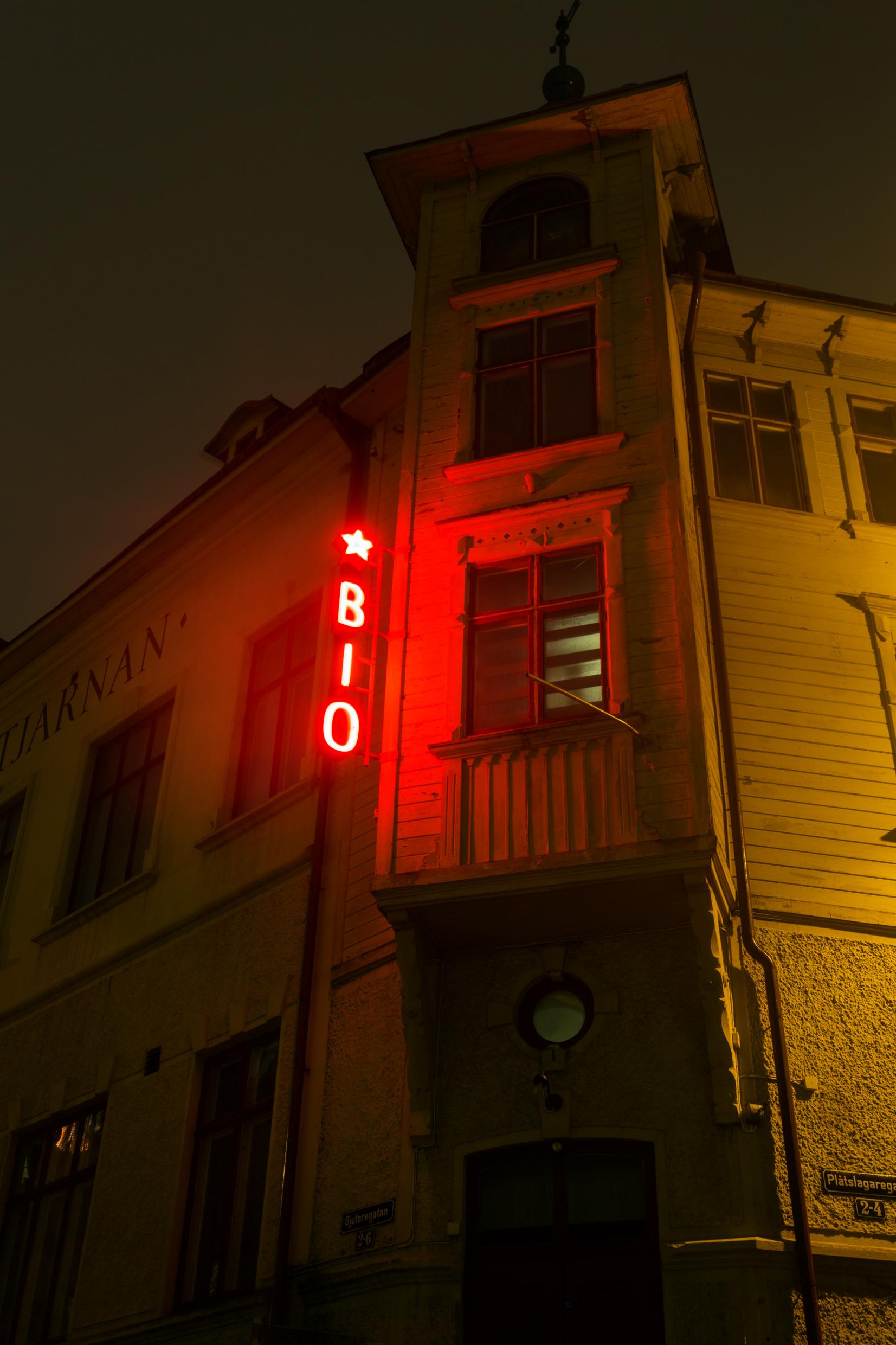A red neon sign saying movie theatre in Swedish