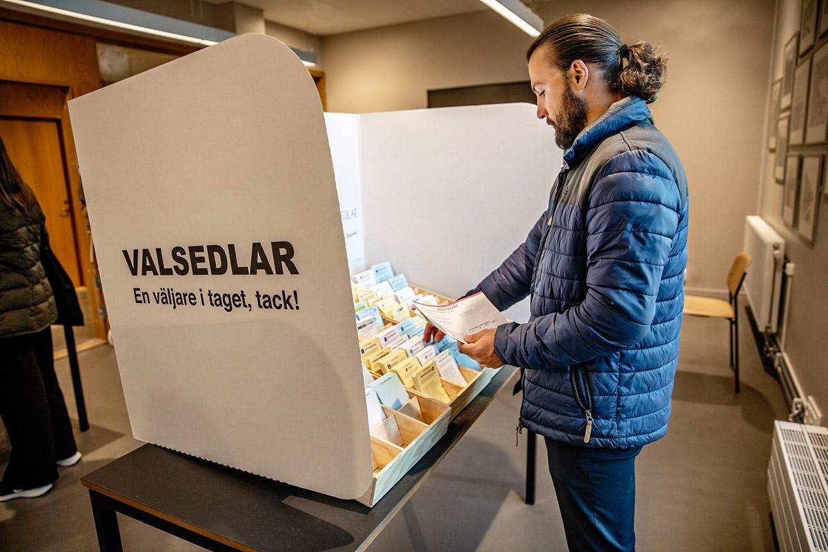 A person voting in Sweden.