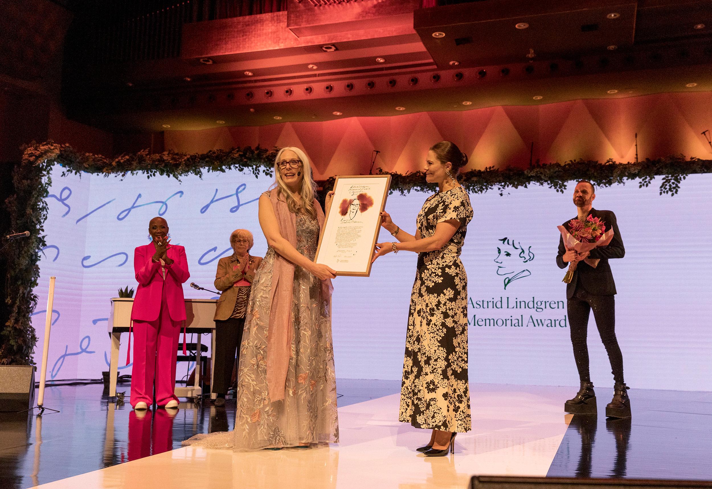 The crown princess Victoria giving the award to Laurie Halse Anderson.