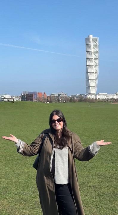 Madeline in front of the building Turning Torso in Malmö.